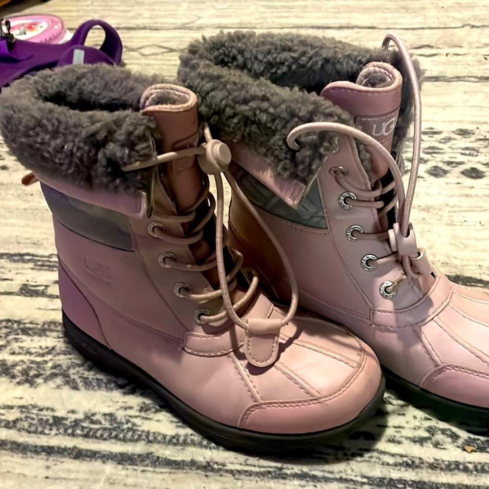 Pink Ugg snow boots size 3 like new